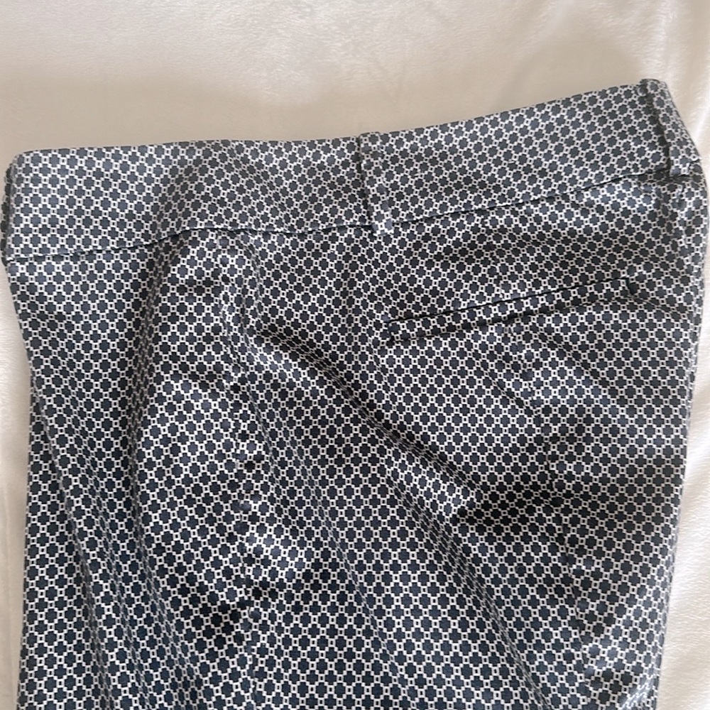Ann Taylor Navy and White Patterned Capri Pants. Size 12P.
